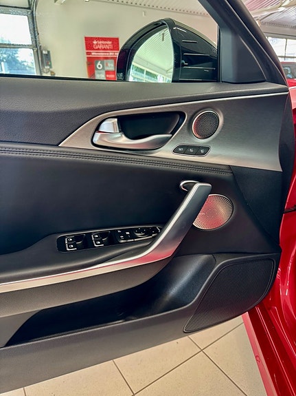 Kia Stinger 13 of 28