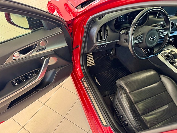 Kia Stinger 14 of 28