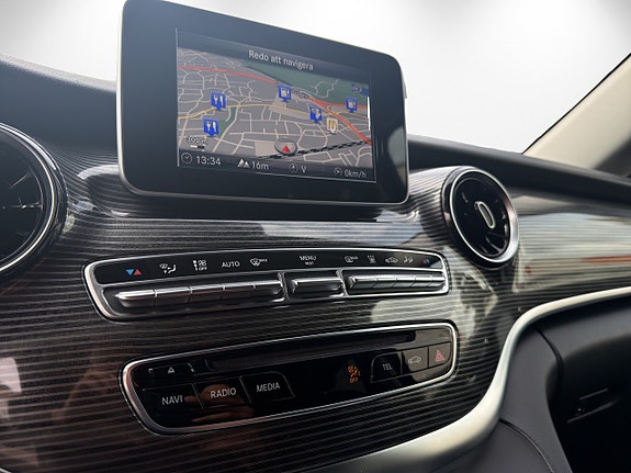 Mercedes-Benz V300 16 of 18
