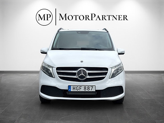 Mercedes-Benz V300 2 of 18