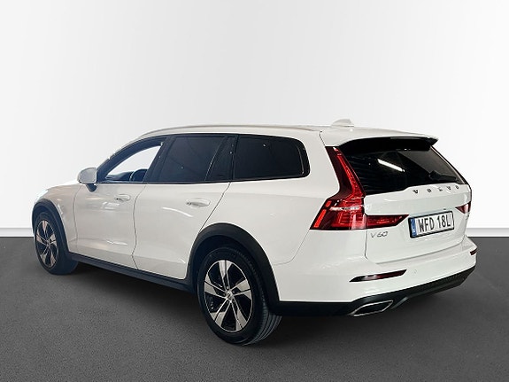 Volvo V60 Cross Country 2 of 10