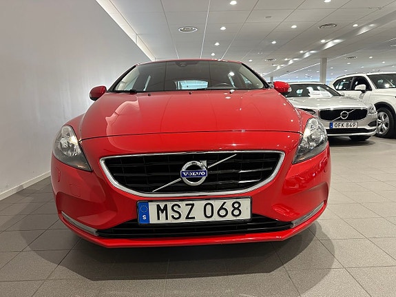 Volvo V40 2 of 14