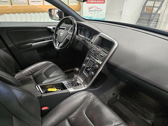 Volvo XC60 11 of 27