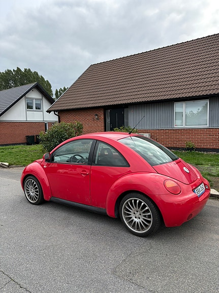 Volkswagen New Beetle 3 of 5