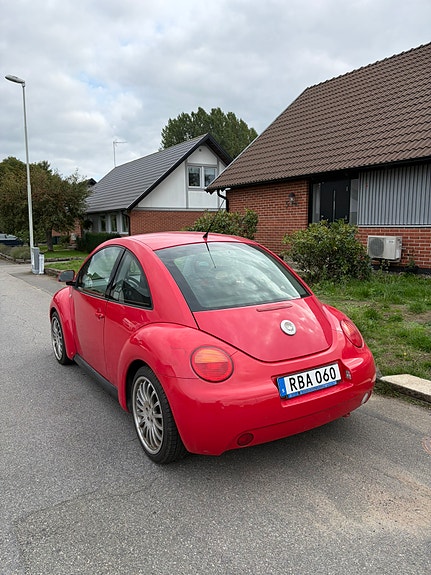 Volkswagen New Beetle 4 of 5