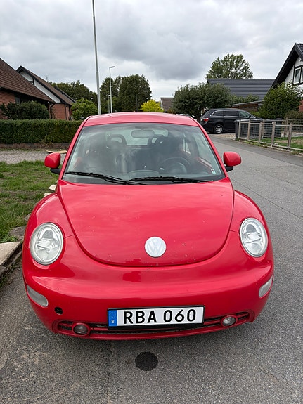 Volkswagen New Beetle 2 of 5
