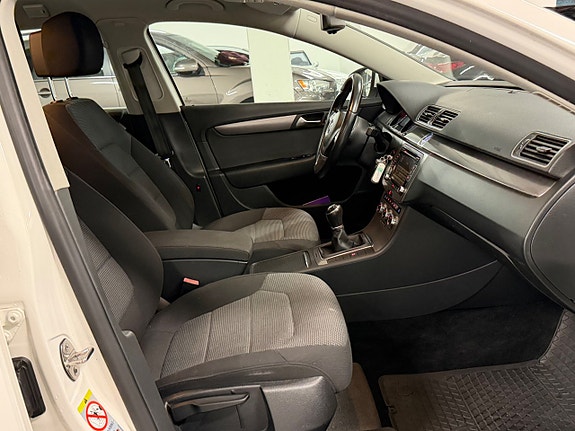 Volkswagen Passat 9 of 15