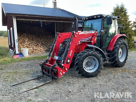 Traktor Massey Ferguson 5435 Dyna-4 med lasta