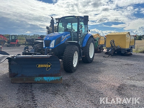 Traktor New Holland T5.85 med Nordic sop samt