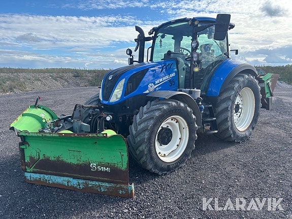 Traktor New Holland T5.120 med plog och sprid