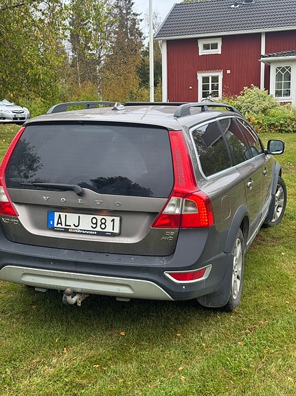 Volvo XC70 2 of 5