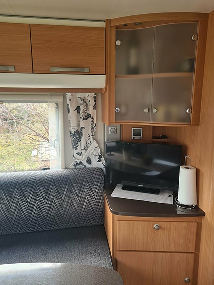 Adria Adora Queensbed 16 of 18
