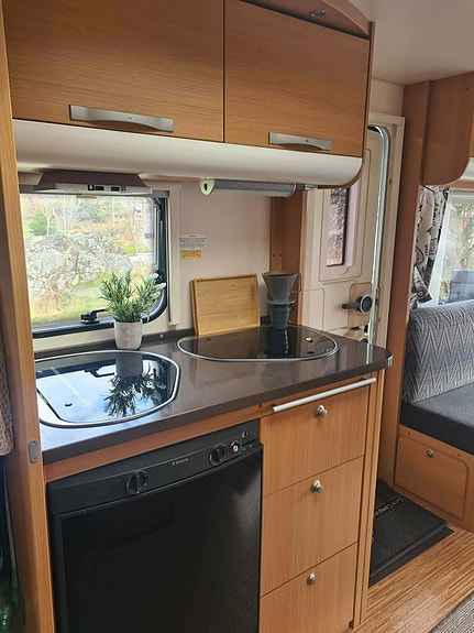 Adria Adora Queensbed 9 of 18