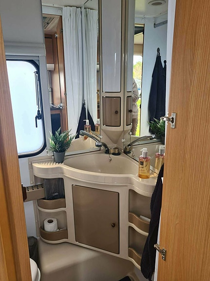 Adria Adora Queensbed 11 of 18