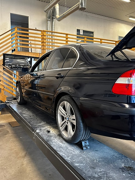 BMW 320i 6 of 6