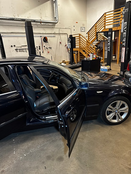 BMW 320i 5 of 6