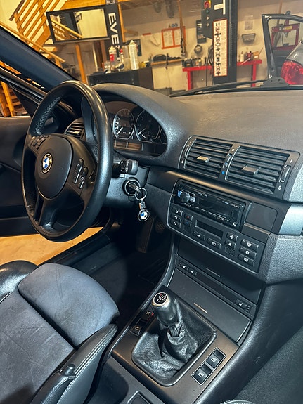 BMW 320i 3 of 6