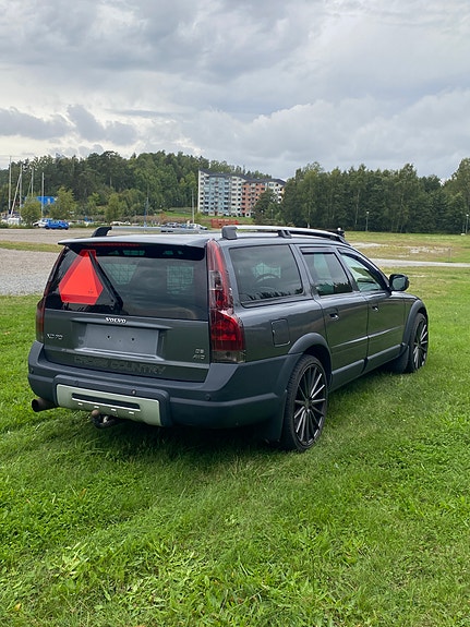 Volvo XC70 2 of 9