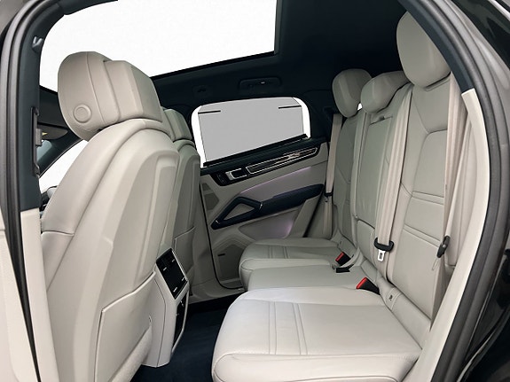 Porsche Cayenne 17 of 30