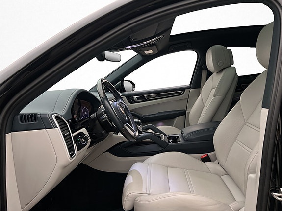 Porsche Cayenne 15 of 30