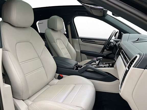 Porsche Cayenne 13 of 30