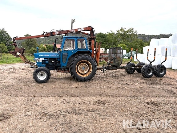Traktor Ford 5000 med skogskran och kärra 2 of 6