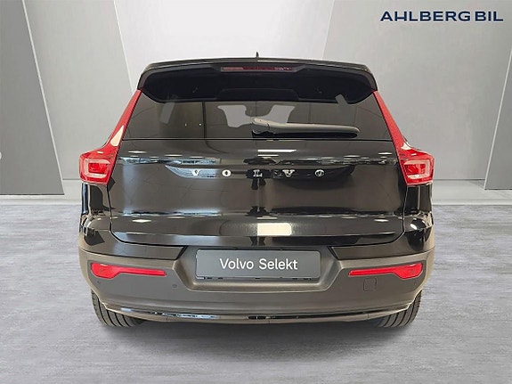 Volvo XC40 7 of 28