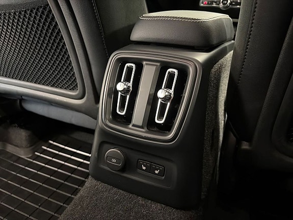 Volvo XC40 23 of 28