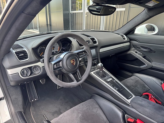 Porsche Cayman GT4 9 of 15