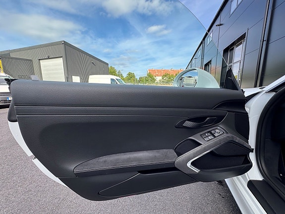 Porsche Cayman GT4 8 of 15