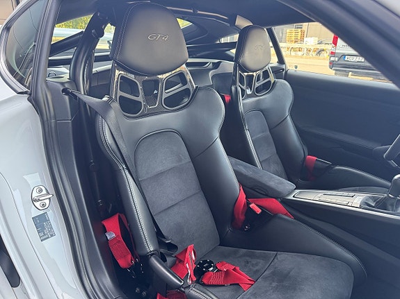 Porsche Cayman GT4 13 of 15