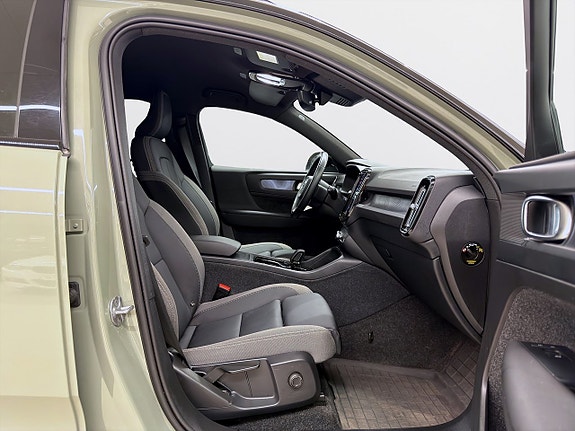 Volvo XC40 15 of 19