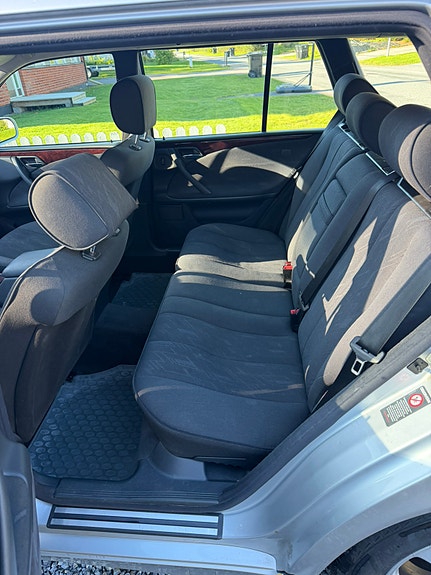 Mercedes-Benz E200 4 of 4