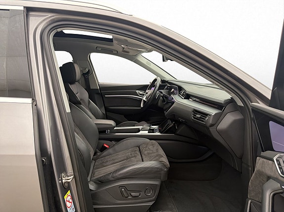 Audi e-tron 29 of 30