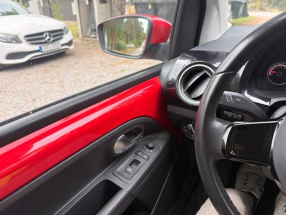 Volkswagen UP! 26 of 27