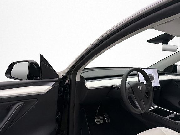 Tesla Model Y 14 of 30