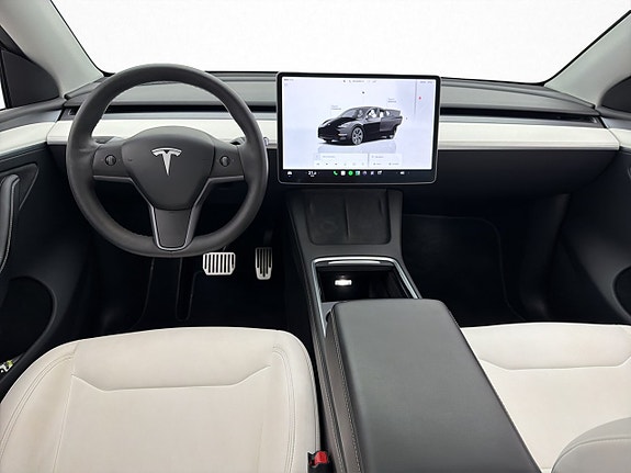 Tesla Model Y 17 of 30