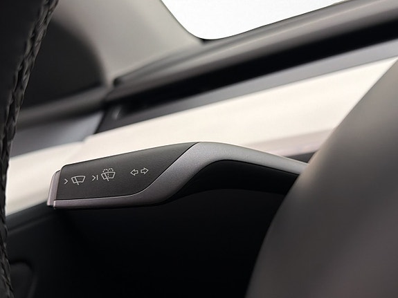 Tesla Model Y 18 of 30