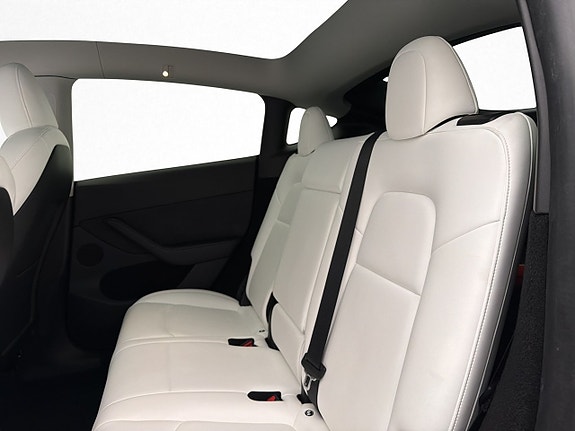 Tesla Model Y 28 of 30