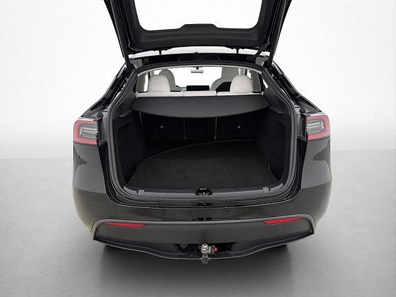 Tesla Model Y 12 of 30