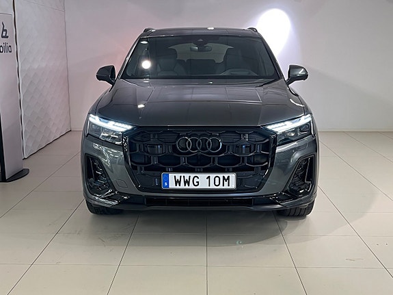 Audi Q7 2 of 10