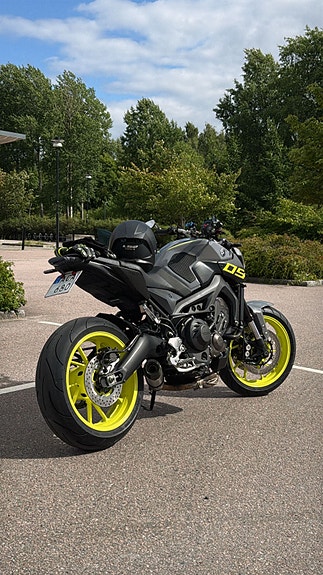 Yamaha MT-09 2 of 3