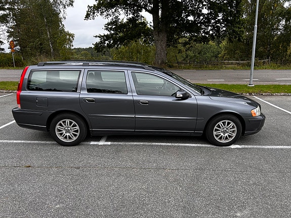 Volvo V70 3 of 7