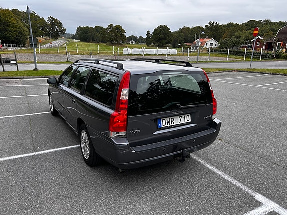 Volvo V70 2 of 7