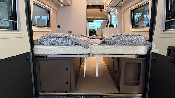 Bürstner B66 C640 Pop up Aut, 140 hk, Långbädd, Dieselvärme, Laddbooster 300w 18 of 18