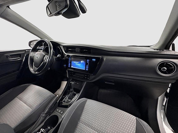 Toyota Auris 7 of 13