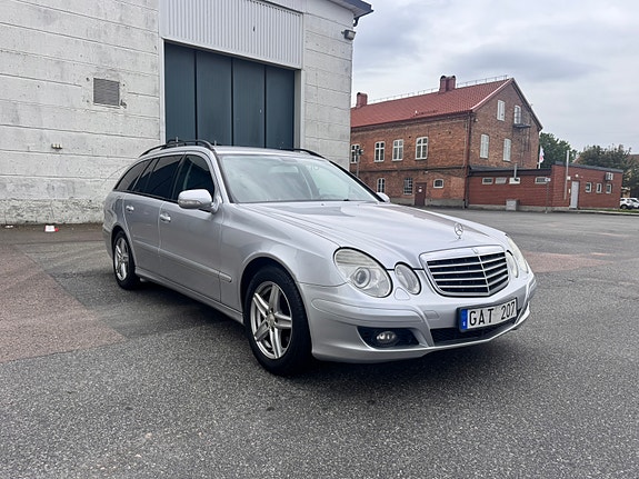Mercedes-Benz E280 2 of 11