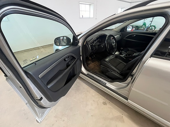 Volvo V70 3 of 6