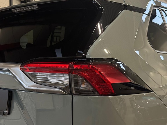 Toyota RAV4 9 of 23