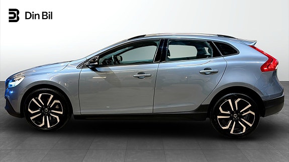 Volvo V40 Cross Country 2 of 18